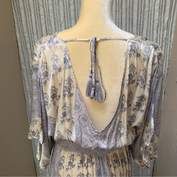 Elegant silky backless dress. Flutter sleeve. - Picture 8 of 9